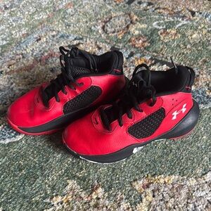 Under Armour Kids LOCKDOWN 6 BASKETBALL SHOES IN SZ 2 Y…GENTLY WORN!